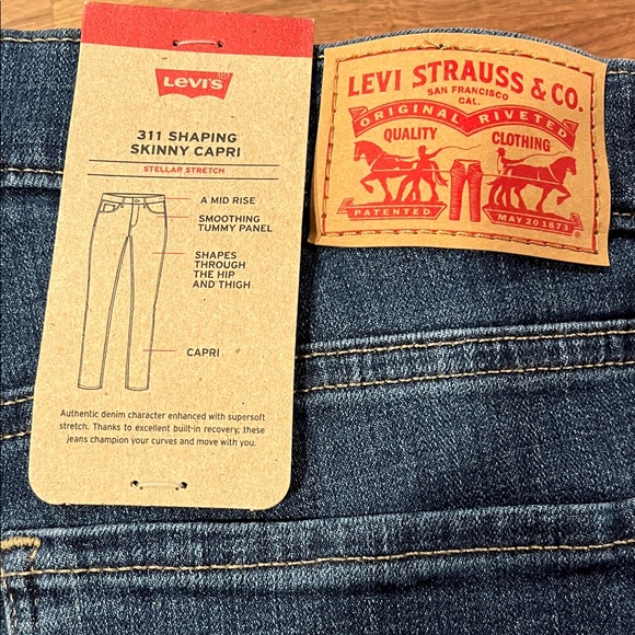 Levi's Women's 311 shaping skinny capris! - Picture 2 of 5